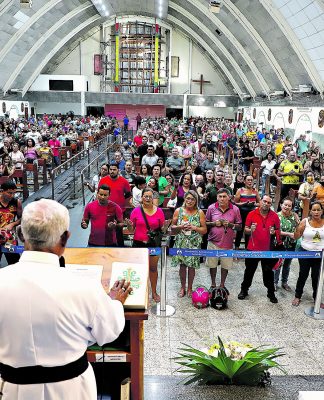 Todas as missas durante o dia de ontem ficaram lotadas de fiéis no Santuário de Nossa Senhora do Perpétuo Socorro. Foto: Wagner Santana/Diário do Pará.