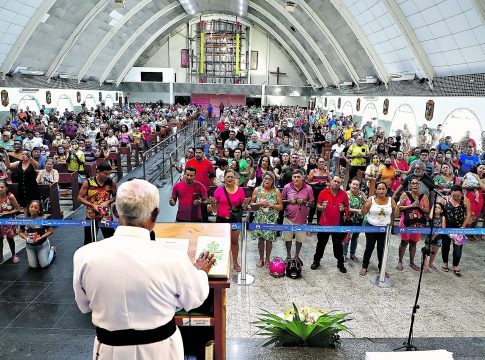 Todas as missas durante o dia de ontem ficaram lotadas de fiéis no Santuário de Nossa Senhora do Perpétuo Socorro. Foto: Wagner Santana/Diário do Pará.