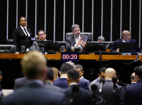 Deputados federais concluíram ontem a votação, em primeiro turno, do texto-base da PEC da Transição