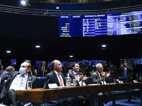 O Senado aprovou em primeiro e segundo turnos, por 63 a 11votos, mudanças da PEC da Transição