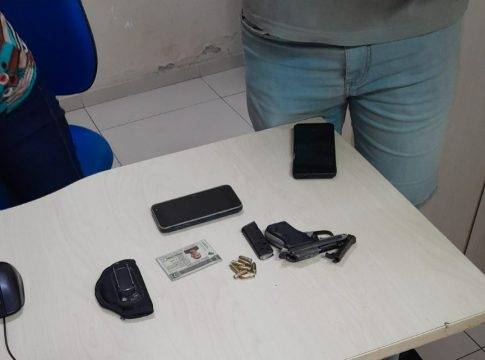 Um homem foi preso por porte ilegal de arma e se disse policial. Foto: 1º BPM