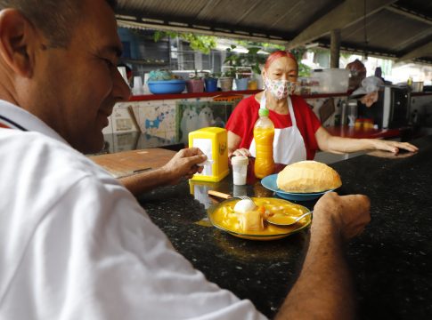 Iraildes vende sopa de mocotó também para os ressacados. Foto: Mauro Ângelo/ Diário do Pará.