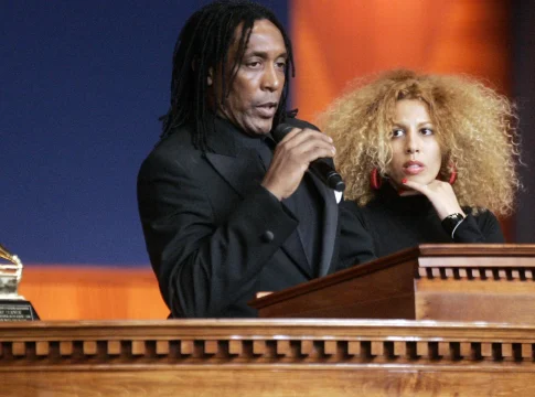 Ronnie Turner era filho de Tina com o ex-marido Ike Turner, morto em 2007, e fez carreira na música, tendo tocado baixo na banda de seus pais. Foto: Divulgação