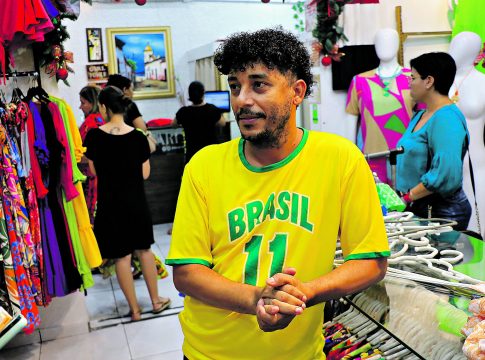 Produtos em verde e amarelo atraem consumidores. Nilton diz que estoque já foi quase todo vendido. Foto celso Rodrigues/Diário do Pará. Produtos em verde e amarelo atraem consumidores. Nilton diz que estoque já foi quase todo vendido. Foto celso Rodrigues/Diário do Pará.