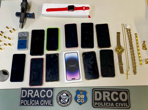 As equipes policiais também apreenderam aparelhos eletrônicos, joias e uma arma de fogo modelo pistola calibre .380. Foto: PCPA/divulgação