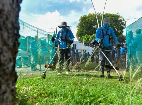 Presos participaram da limpeza da cidade. Foto: UCHOASILVA/SEAP
