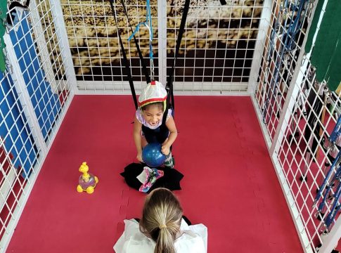 Terapia trabalha a atenção centrada com base na sustentação de membros inferiores da cervical e do tronco, ou seja, trabalha a postura e a respiração. Foto: Divulgação