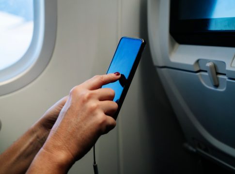 Na Europa, os passageiros dos aviões poderão receber o sinal 5G enviado das antenas em solo, quando estiverem em altitudes mais baixas. Foto: Divulgação