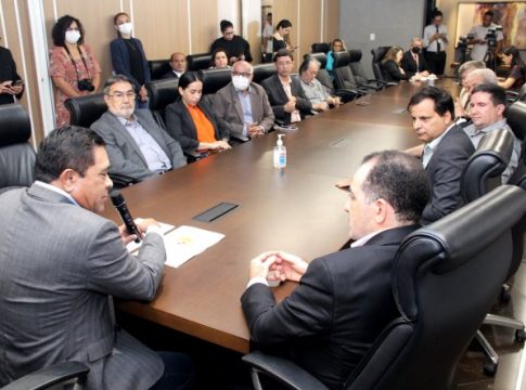 O objetivo do documento, assinado nesta quarta-feira (6) na Assembleia Legislativa do Pará (Alepa), é conferir legitimidade e formalidade aos municípios para, assim, garantir mais benfeitorias à população que reside nas cidades impactadas pela mineração no Pará. Foto: Alepa