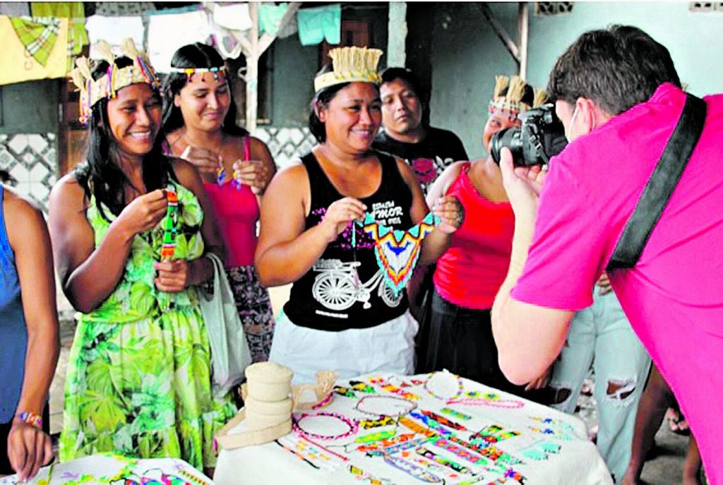 Belém e Ananindeua possuem cerca de 700 indígenas refugiados, que participam de cursos para garantir renda e uma vida melhor no Estado. Artesanato se destaca entre as atividades. Foto: Reprodução Belém e Ananindeua possuem cerca de 700 indígenas refugiados, que participam de cursos para garantir renda e uma vida melhor no Estado. Artesanato se destaca entre as atividades. Foto: Reprodução