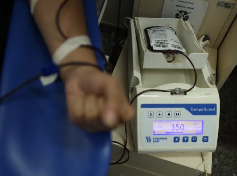 Segundo o Ministério da Saúde, evidências indicam que a transfusão pode transmitir o vírus, com risco de infecção de 38% pelo paciente que recebe o sangue contaminado. Casos graves aumentam para 180 diasFoto: Divulgação