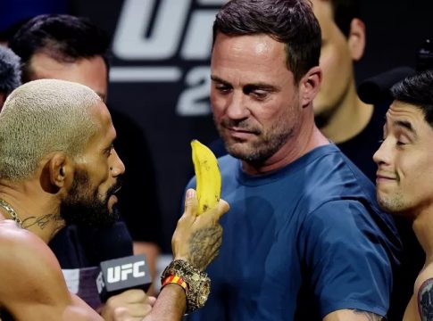Deiveson Figueiredo mostra banana para Brandon Moreno, durante a pesagem do UFC 283, em resposta a um treinador do rival acusado de racismo. Foto: Alexandre Loureiro-UFC