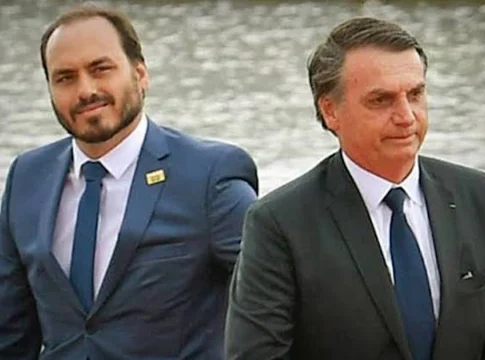 O Ministério Público do Rio (MPRJ) denunciou sete funcionários do gabinete do vereador do Rio Carlos Bolsonaro (PL) pelo esquema de rachadinha.
