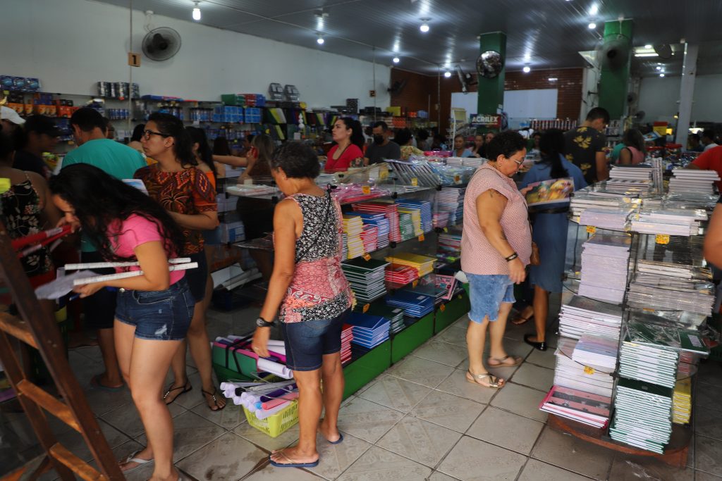 Belém, Pará, Brasil. Cidade. Papelaria Império do Escritório. Voltam as aulas nas escolas e o momento é de ir às compras da lista de material escolar. 14/01/2023. Foto: Irene Almeida/Diário do Pará. Belém, Pará, Brasil. Cidade. Papelaria Império do Escritório. Voltam as aulas nas escolas e o momento é de ir às compras da lista de material escolar. 14/01/2023. Foto: Irene Almeida/Diário do Pará.