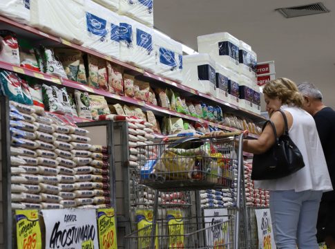 O levantamento mostrou que os alimentos essenciais ficaram mais baratos na maioria das cidades brasileiras.
