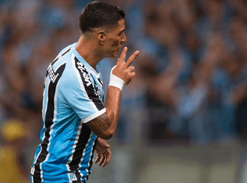 O uruguaio comeu a bola na decisão e empolgou a torcida gremista. Foto: Fernando Alves e Max Peixoto/FGF