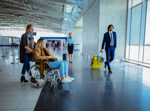 Uma regra da Anac (Agência Nacional de Aviação Civil) obriga as empresas aéreas a dar desconto de 80% nas passagens para acompanhantes de pessoas com deficiência que não podem viajar sozinhas. Foto: Divulgação