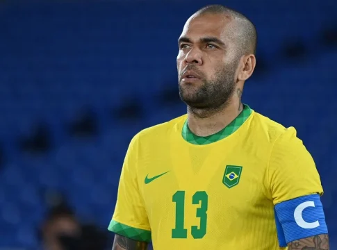 Alves, 39, está preso após ser acusado por uma jovem de 23 anos de tê-la estuprado no banheiro de uma boate de Barcelona, na madrugada de 31 de dezembro. Foto: Divulgação