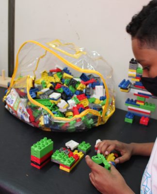 A terapia que utiliza brinquedos integra o quadro de atividades multiprofissionais e facilita a socialização entre os pacientes . Foto: Divulgação
