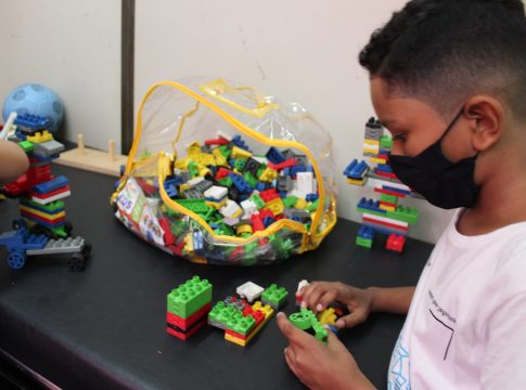 A terapia que utiliza brinquedos integra o quadro de atividades multiprofissionais e facilita a socialização entre os pacientes . Foto: Divulgação