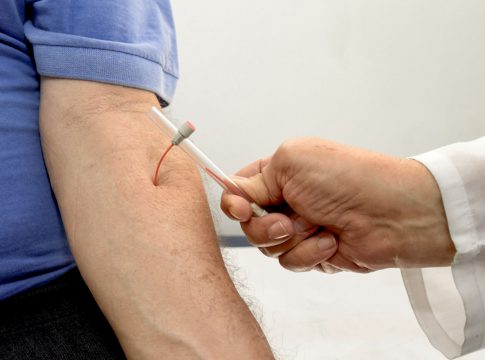 Duração do tratamento varia de acordo com a forma clínica da doença e, já na primeira dose da medicação, a bactéria deixa de ser transmitida. Foto: Divulgação