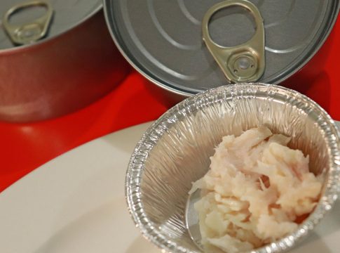 O filé de pirarucu em conserva agrega valor ao pescado, surge como um potencial ativo da bioeconomia e é mais uma opção no mercado de peixes enlatados. Foto: Ronaldo Rosa