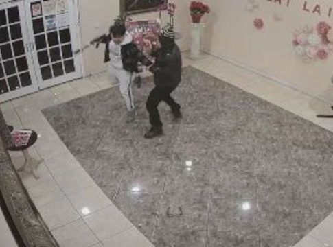 Momento em que Brandon Tsay, conseguiu desarmar Huu Can Tran, o atirador que pouco antes havia matado dez pessoas em um ataque na cidade de Monterey Park. Foto: Divulgação