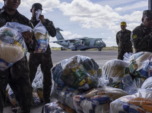 Garimpo impede pesca, e yanomamis recebem latas de sardinha em fardos para se alimentar
