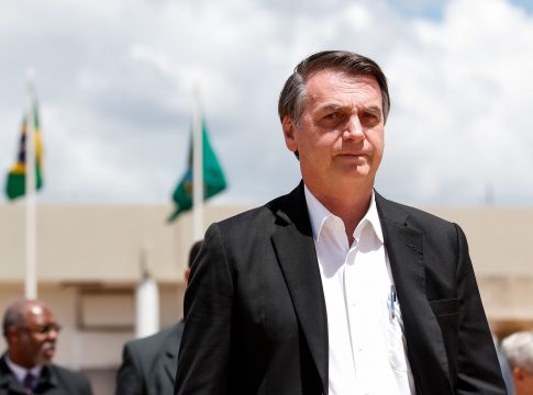 Ex-presidente Jair Bolsonaro da entrada em pedido para um visto de turismo nos EUA e cria saia justa para a Casa Branca