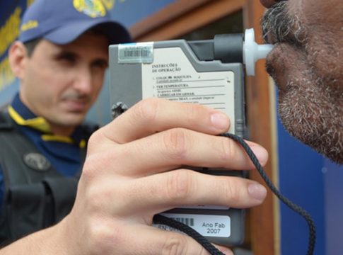 Especialistas alertam: o mais seguro é aguardar pelo menos 24 horas antes de assumir o volante