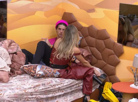 Bruna Griphao e Gabriel conversam após alerta de Tadeu Schmidt no programa ao vivo. Foto: Globo.
