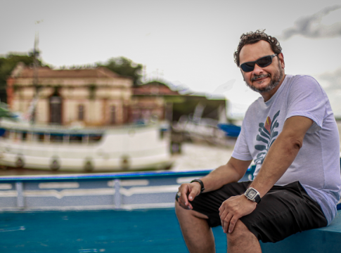 O paraense André Nascimento celebra a chegada de sua música, em versão gravada pelo grupo de carimbó Sancari e produzida por ele, na série da Netflix. FOTO: ROGÉRIO UCHÔA