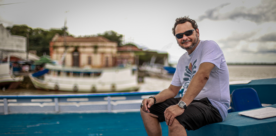 O paraense André Nascimento celebra a chegada de sua música, em versão gravada pelo grupo de carimbó Sancari e produzida por ele, na série da Netflix. FOTO: ROGÉRIO UCHÔA