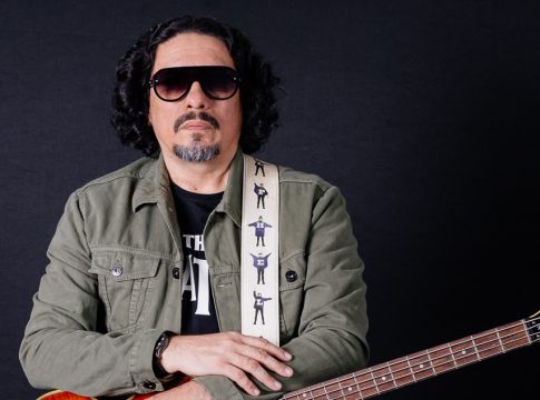 Com 35 anos de estrada e passagens por bandas como Mythus, Wallace fala do jogo político em nova composição, parceria com Antônio Catete. FOTO: divulgação

