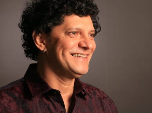 O cantor e humorista Adilson Alcântara é o anfitrião da noite, que tem vários convidados

FOTO: divulgação

