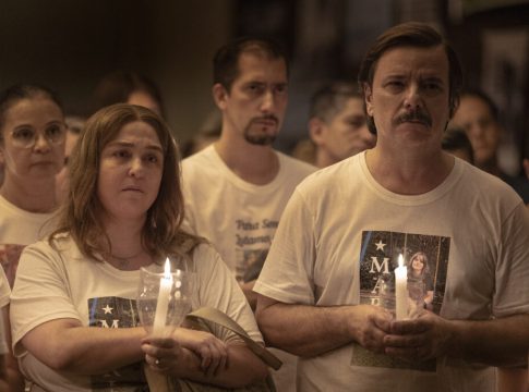 Em "Todo Dia a Mesma Noite", diretora encena a tragédia com atores como Debora Lanm e Thelmo Fernandes. FOTO: GUILHERME LEPORACE/NETFLIX