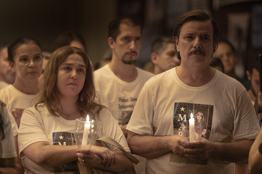 Em "Todo Dia a Mesma Noite", diretora encena a tragédia com atores como Debora Lanm e Thelmo Fernandes. FOTO: GUILHERME LEPORACE/NETFLIX