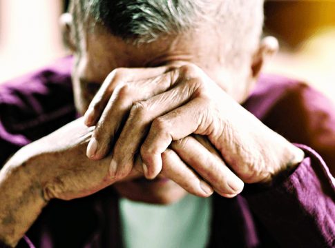 Segundo especialistas, a família precisa ficar atenta aos sintomas e procurar atendimento o mais rápido possível, para ajudar no problema, que atinge até 13% de quem tem acima dos 60 anos. Saiba quais são! Foto: Divulgação