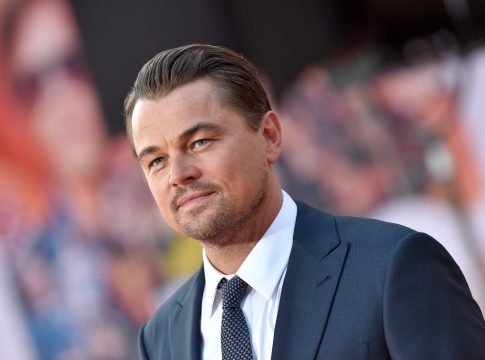 Na última terça-feira (3), a plateia do desfile da grife Chanel testemunhou um desses momentos surpreendentes, quando o ator Leonardo DiCaprio se encontrou com não uma, nem duas, mas nove de suas ex-namoradas. Foto: Divulgação