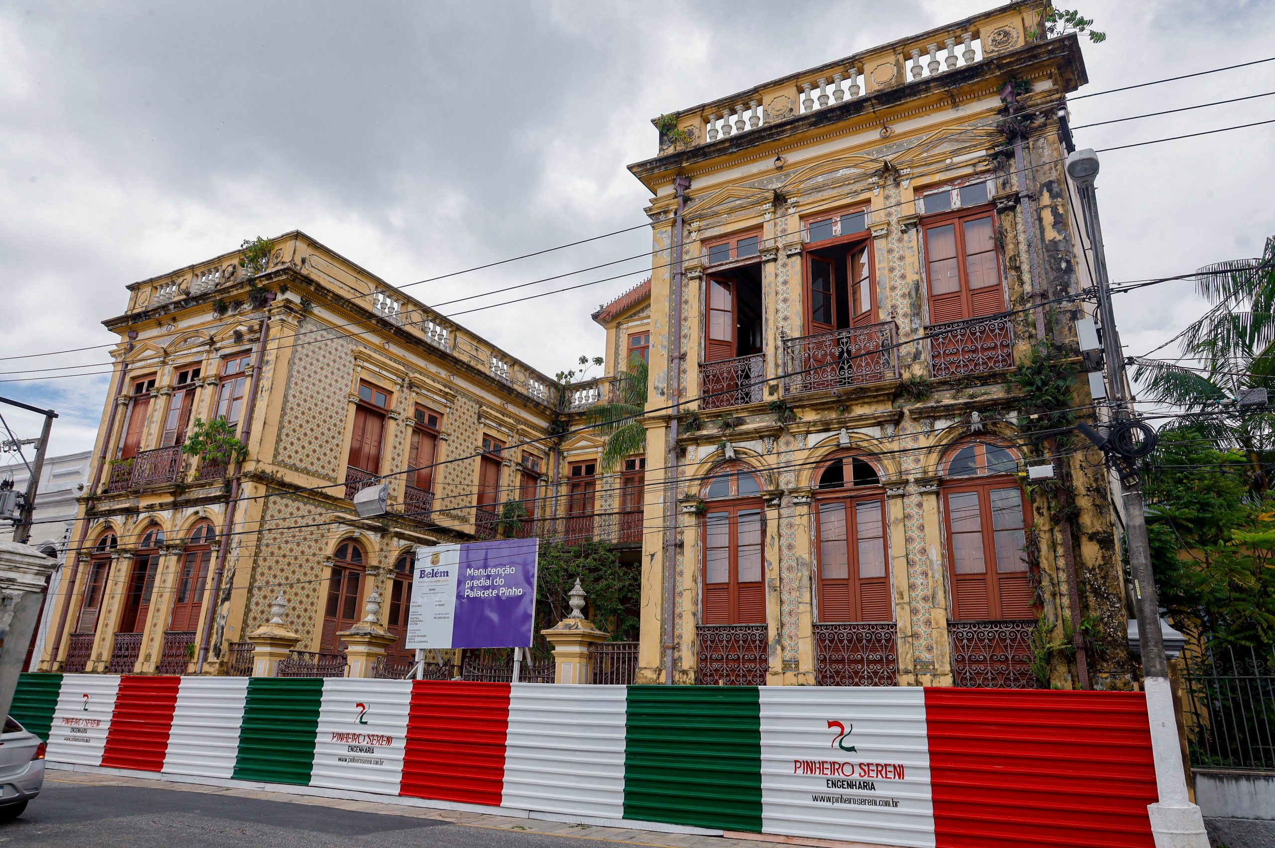 O Palacete Pinho estava em estado avançado de deterioração, após anos de abandono e descaso com o patrimônio público. Foto: João Gomes/Comus