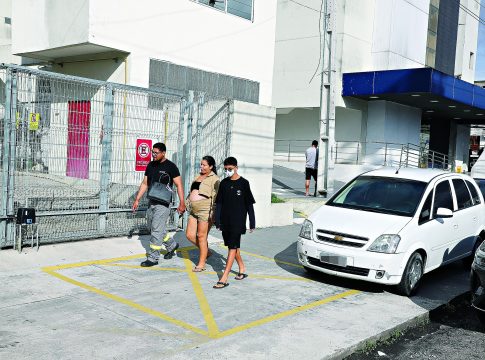 Exemplo de falta de educação pode ser visto em diferentes pontos da capital. Quem precisa se locomover a pé reclama bastante da situação. Foto-Wagner Santana/Diário do Pará.