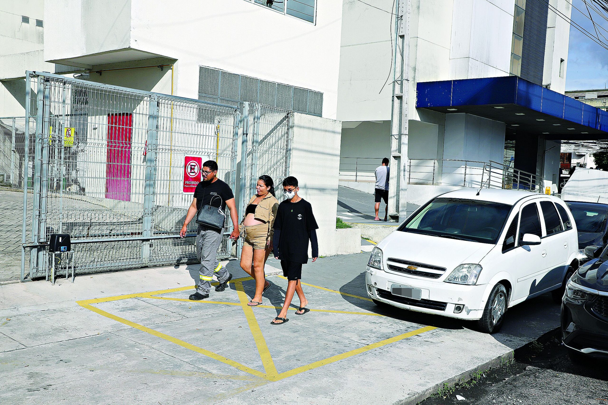 Exemplo de falta de educação pode ser visto em diferentes pontos da capital. Quem precisa se locomover a pé reclama bastante da situação. Foto-Wagner Santana/Diário do Pará.