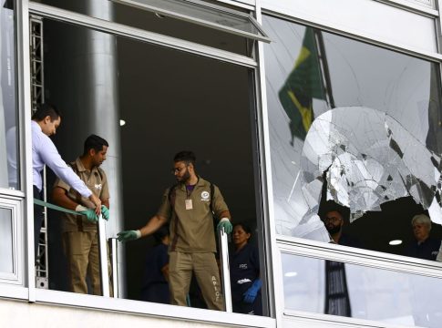 Móveis e janelas danificadas no Palácio do Planalto. Foto: Marcelo Camargo/Agência Brasil