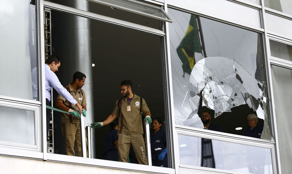 Móveis e janelas danificadas no Palácio do Planalto. Foto: Marcelo Camargo/Agência Brasil