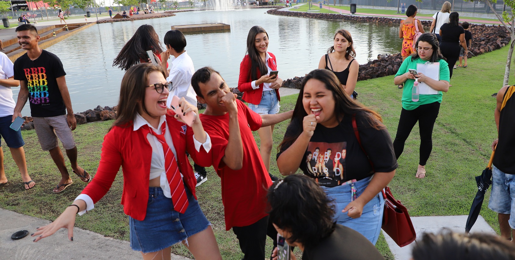 Vários jovens de Belém foram mostrar que há público para lotar um show do grupo mexicano na cidade. FOTO: WAGNER ALMEIDA

