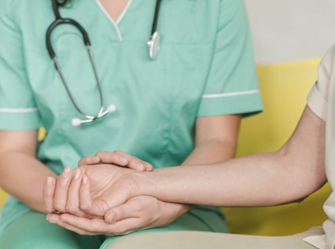 Uma mulher de 44 anos foi presa por fingir ser enfermeira e atender ao menos 60 pacientes em dois hospitais da Califórnia, nos Estados Unidos.