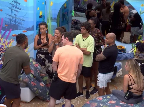 Na dinâmica, os participantes se depararam com plaquinhas com adjetivos bem polêmicos como: Grosseiro, Sonso, Hipócrita, Fraco, Venenoso, Covarde, Mentiroso, Traíra e Inútil. Foto: TV Globo