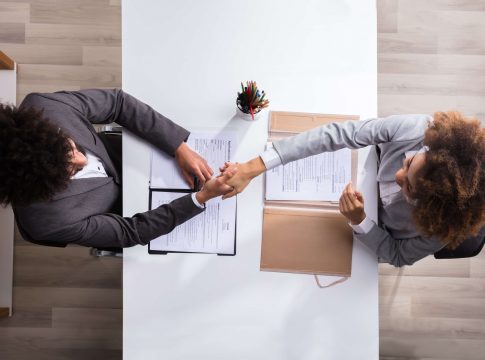 Veja o caminho para se destacar nos processos seletivos e se diferenciar no mercado de trabalho em 6 passos. Foto: Divulgação