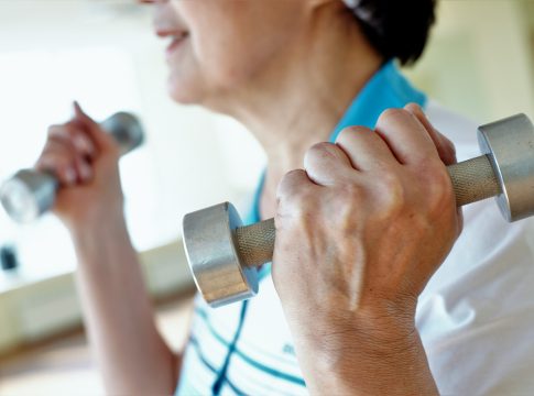 A musculação pode proteger o cérebro contra demências estimulando a produção do fator de crescimento neural