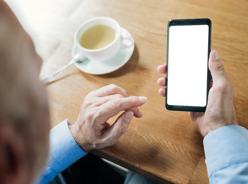 Os golpes em idosos têm crescido devido ser um grupo mais vulnerável às estratégias fraudulentas de pessoas e empresas desonestas. Foto: Divulgação